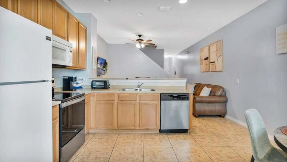 Family Friendly Townhome Near Attractions House in Windsor Hills