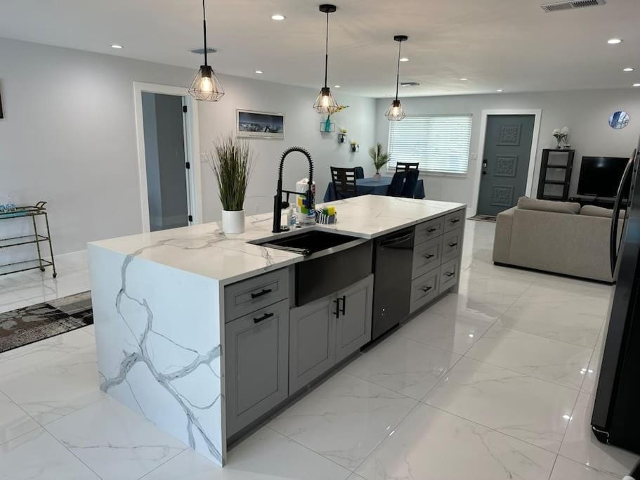 Kitchen or kitchenette, dishwasher, minibar