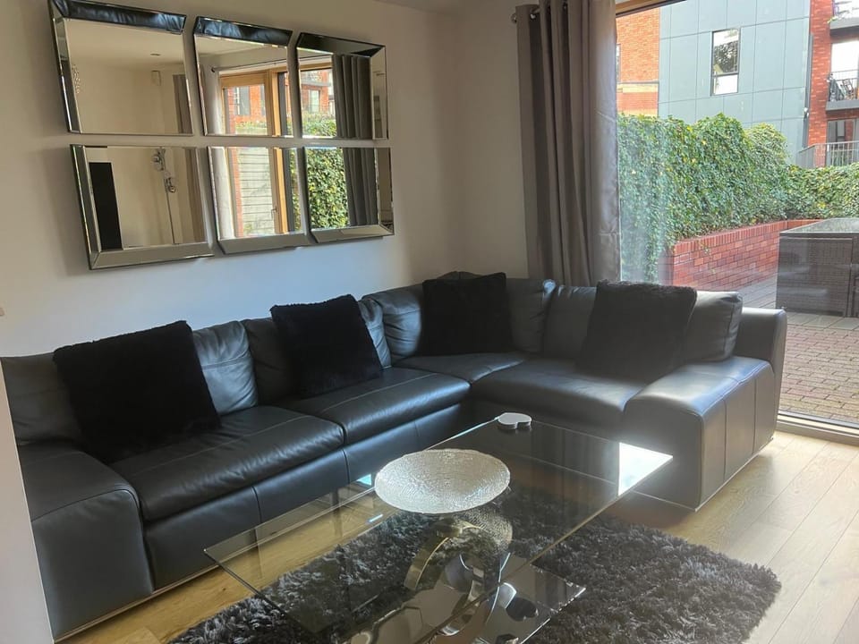 Luxury Modern Town House, Manchester City Centre, Free Secured Parking House in Salford
