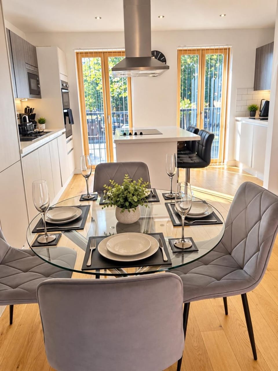 Spacious 3 Bed Modern House, Sleeps 6, Free Secure Parking & Garden, Manchester City Centre House in Salford