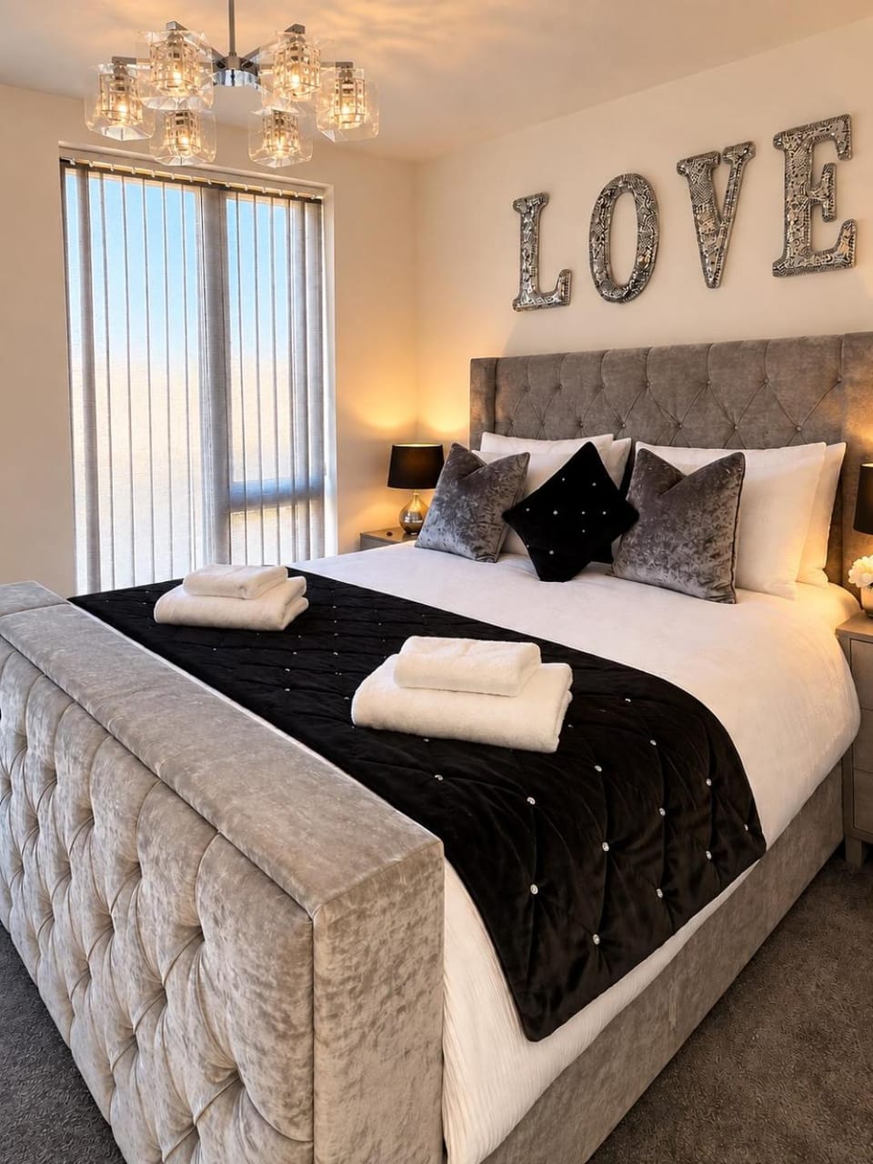 Spacious 3 Bed Modern House, Sleeps 6, Free Secure Parking & Garden, Manchester City Centre House in Salford