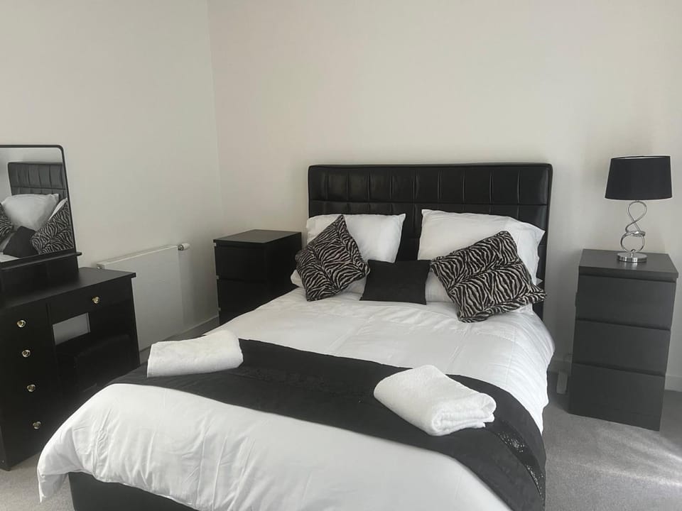 Luxury Modern Town House, Manchester City Centre, Free Secured Parking House in Salford