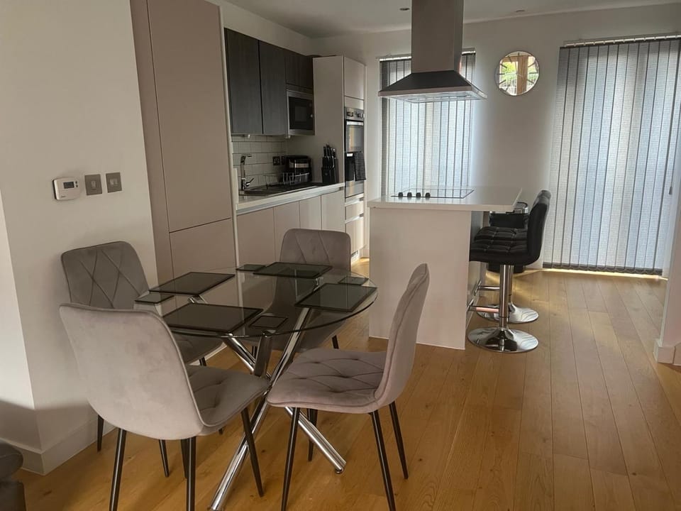 Luxury Modern Town House, Manchester City Centre, Free Secured Parking House in Salford