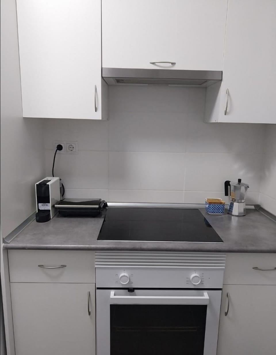 Coffee/tea facilities, Kitchen or kitchenette, oven, stove, toaster