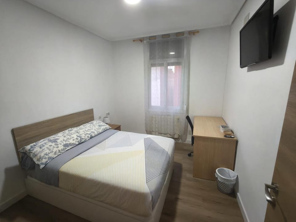 Bed, TV and multimedia, Seating area, Bedroom