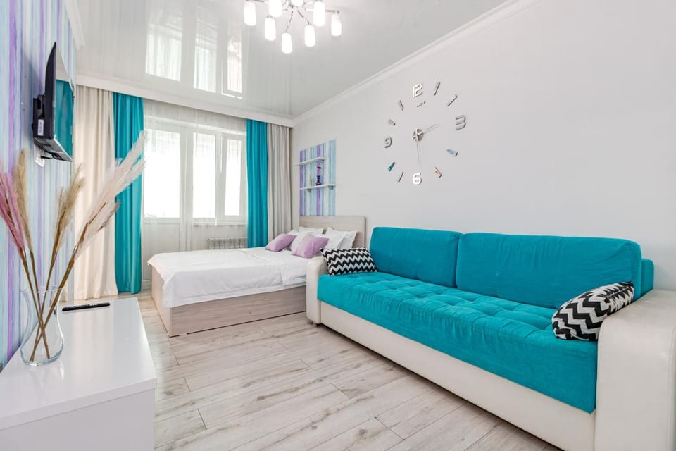 Bed, TV and multimedia, Living room, Photo of the whole room, Seating area, Bedroom