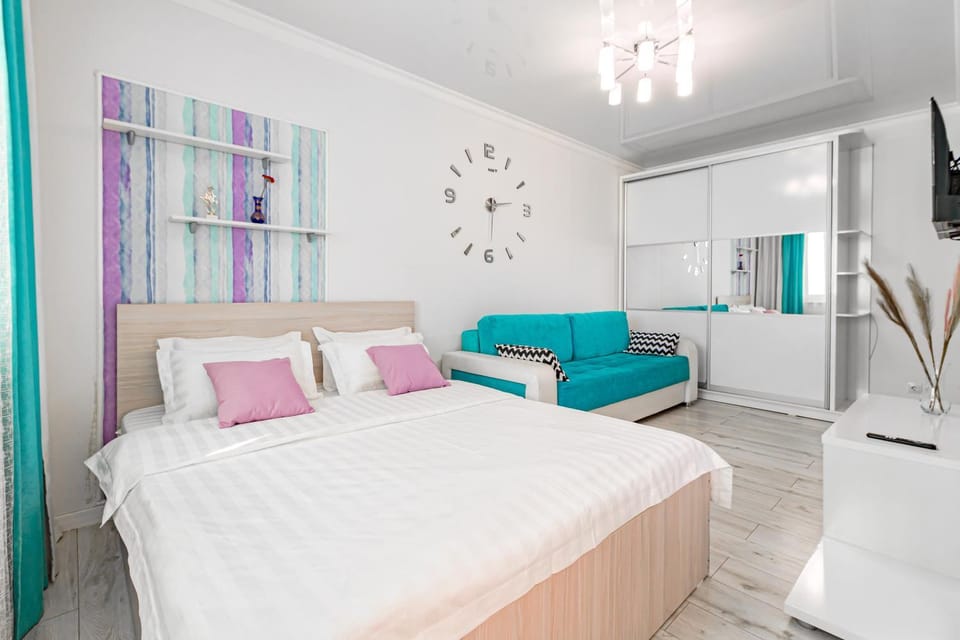 Communal lounge/ TV room, Bed, TV and multimedia, Living room, Seating area, Bedroom