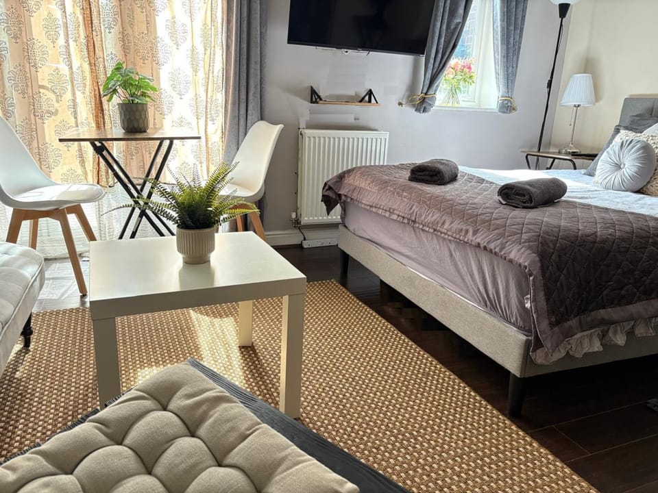 Bed, TV and multimedia, Living room, Bedroom, towels