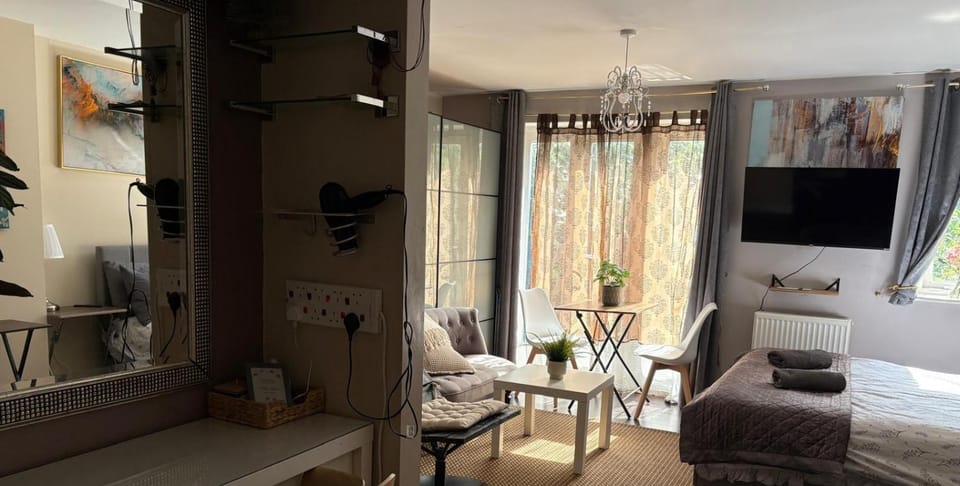 Bed, TV and multimedia, Photo of the whole room, Garden view, Area and facilities, furniture, hair dryier, wardrobe