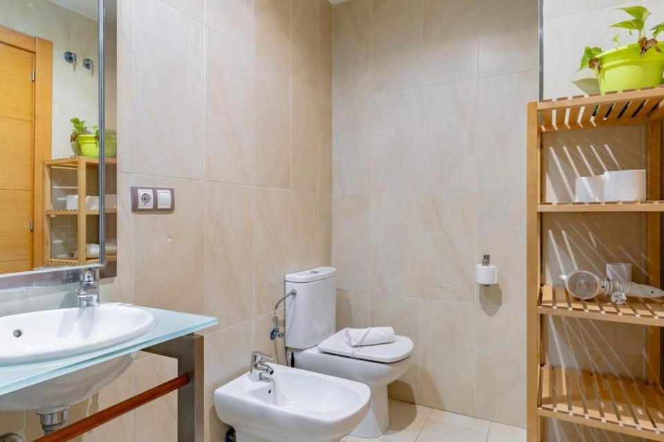 Shower, Toilet, Bathroom, bidet, towels