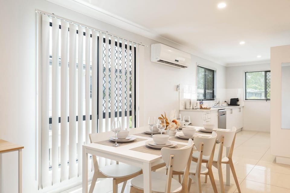 Kitchen or kitchenette, Dining area, air conditioner