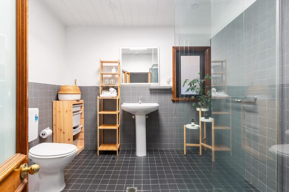 Stylish 2-Bed Cottage in Trendy Erskineville House in Sydney