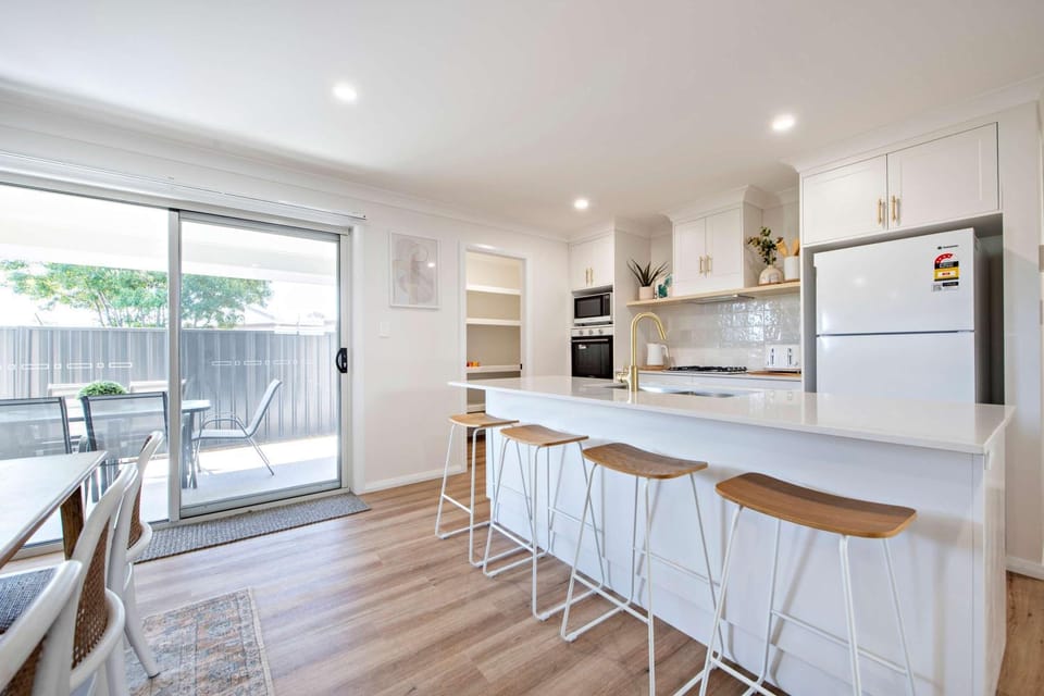 Kitchen or kitchenette, Dining area, dishwasher, minibar, oven, stove