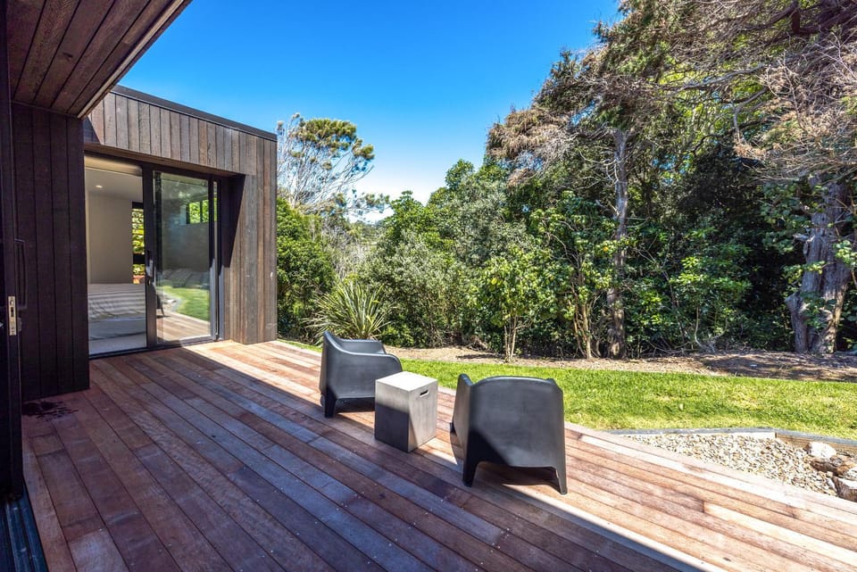 Wavesong Whakaaio 11D, 100 metres to Onetangi Beach - Be My Guest House in Auckland Region