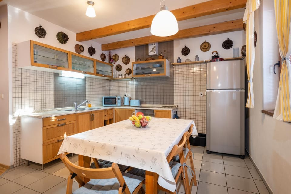 Kitchen or kitchenette, Dining area, Communal kitchen, minibar, stove