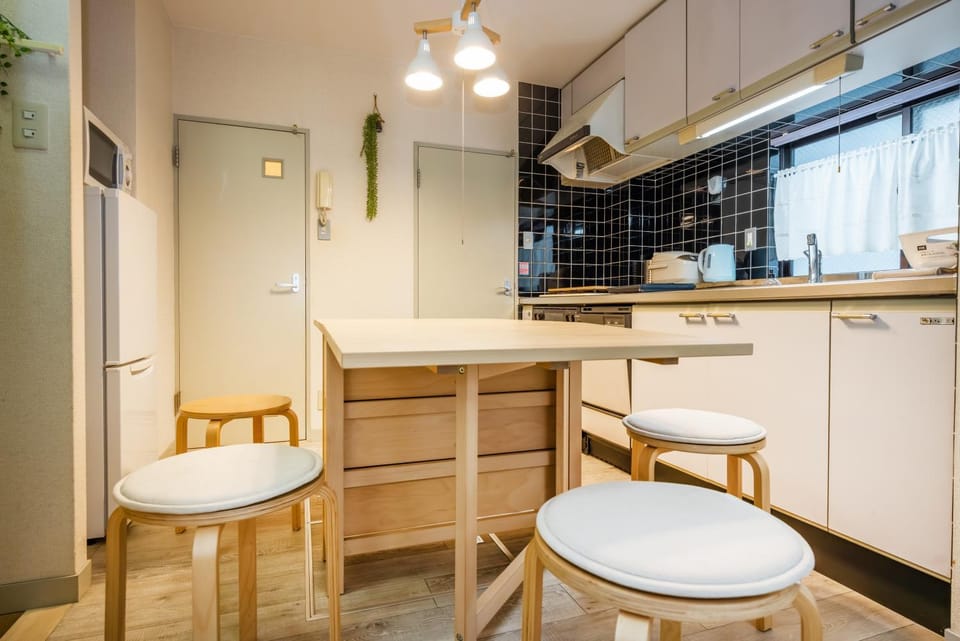 新宿区 駅から徒歩3分 新宿 六本木 築地直通 最大4名 32平米 101 Apartment in Shinjuku