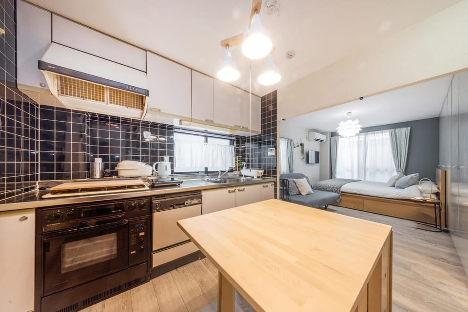 新宿区 駅から徒歩3分 新宿 六本木 築地直通 最大4名 32平米 101 Apartment in Shinjuku