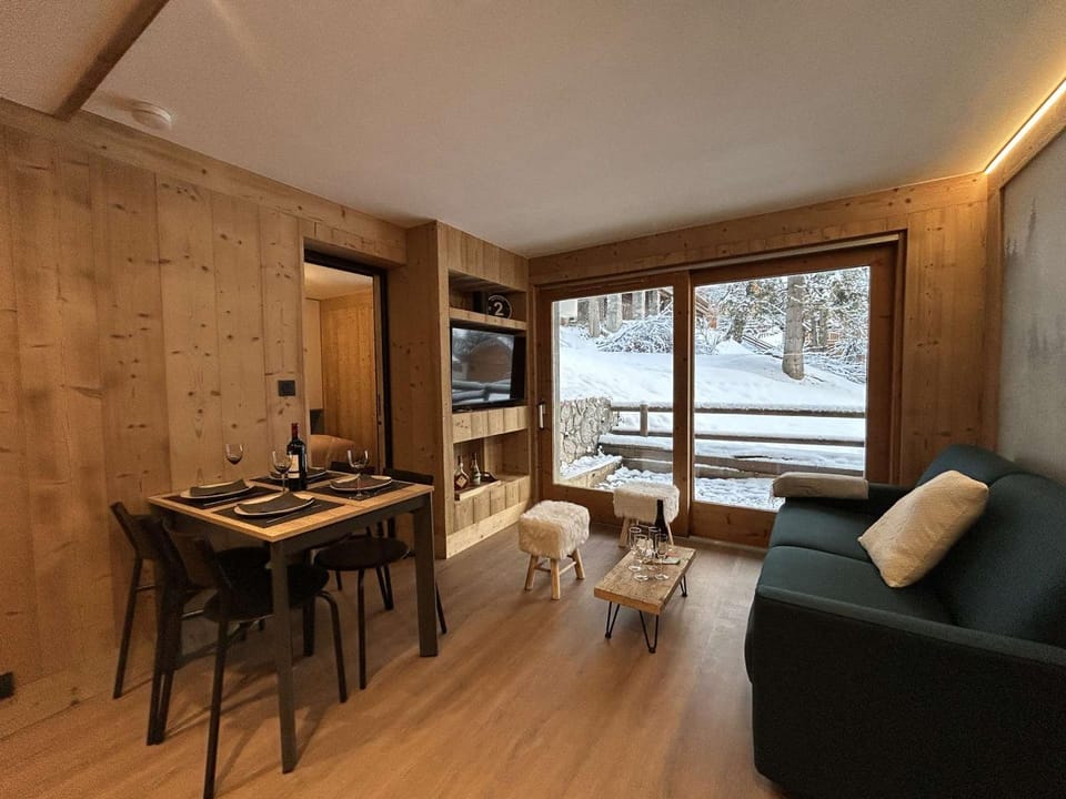 Appartement rénové 2 pièces cabine avec balcon et accès piscine - Méribel - FR-1-180-637 Cabin in Les Allues