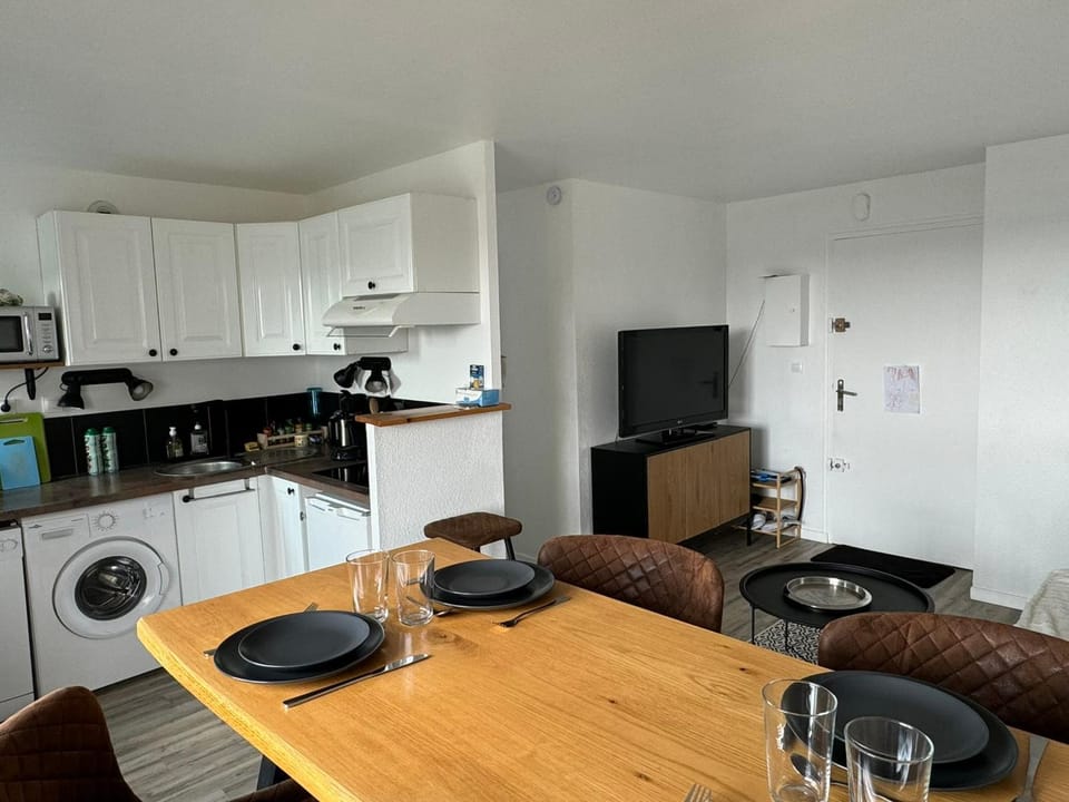Cabourg: Appartement 2 Pièces, Proche Plage, Balcon, WiFi - FR-1-487-374 Apartment in Cabourg
