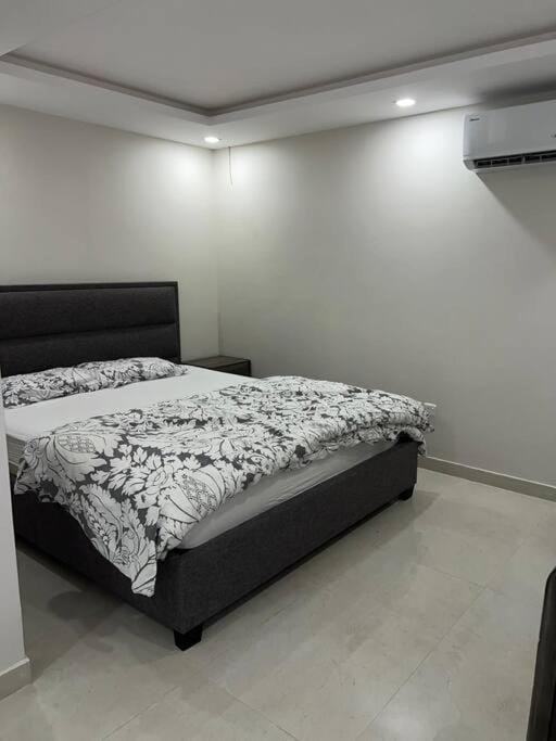 شقة عائلية غرفتين نوم وصالة ومطبخ-Family apartment with two bedrooms, a living room and a kitchen Apartment in Riyadh