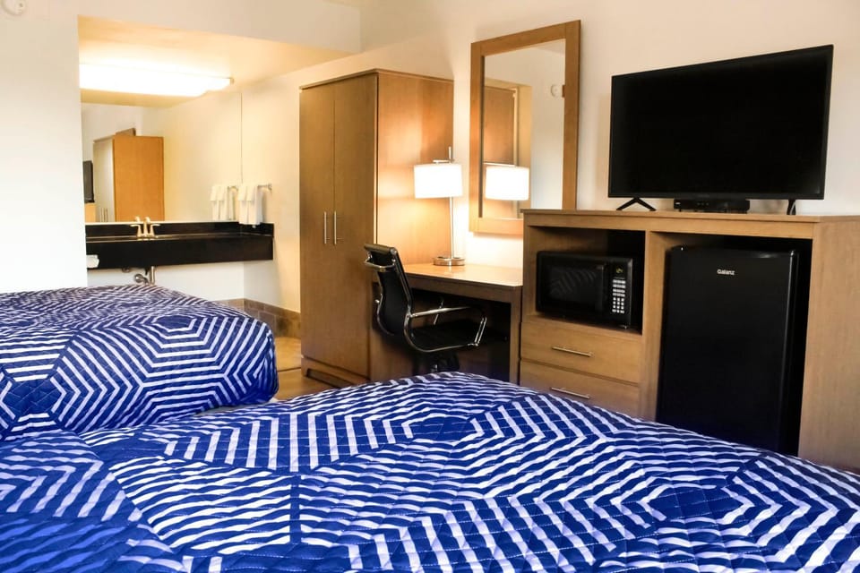 Bed, TV and multimedia, Bedroom, wardrobe