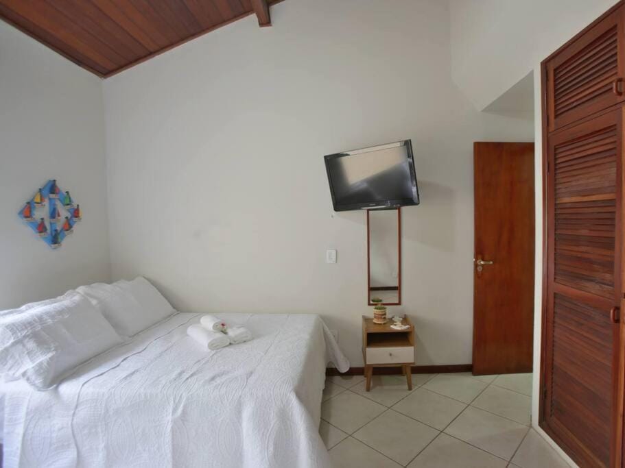 Bed, TV and multimedia, Bedroom