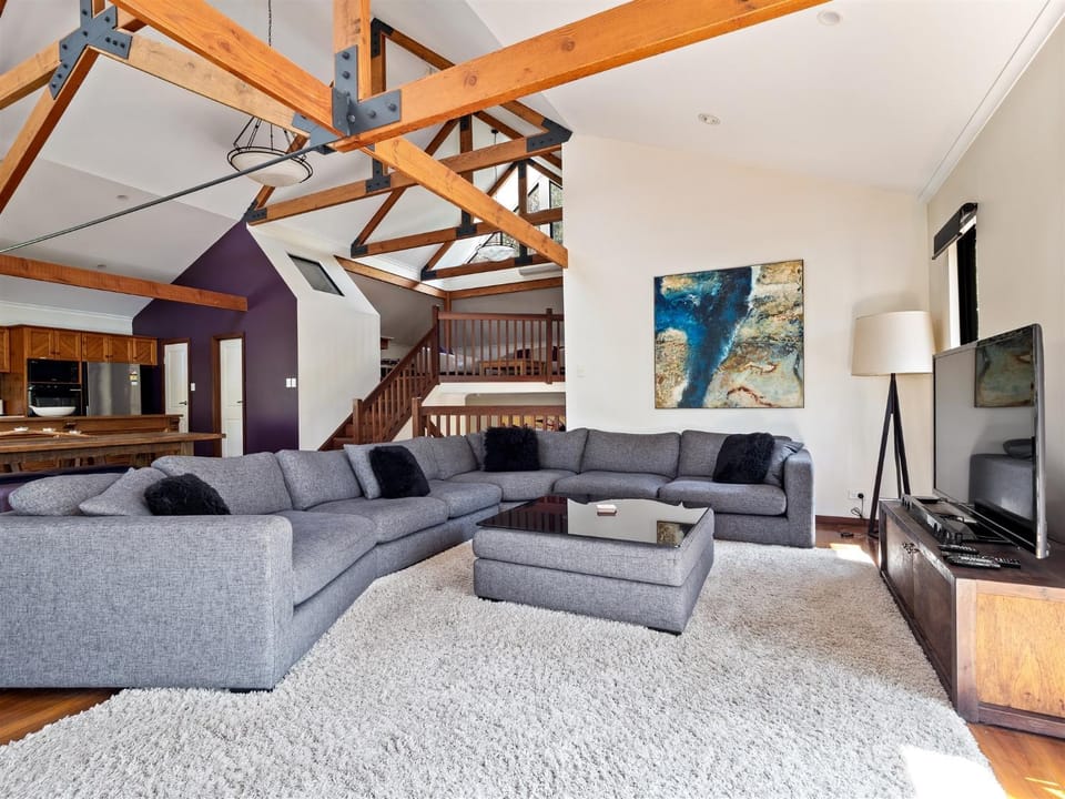 Communal lounge/ TV room, TV and multimedia, Living room, Seating area, Evening entertainment