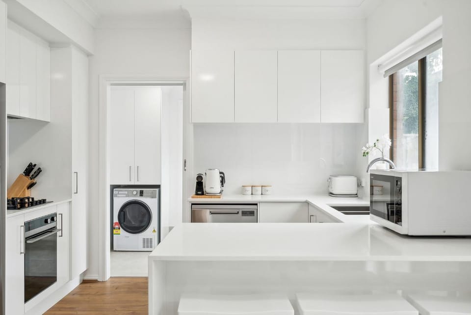 Coastal Luxury 3-Bed Townhouse 150m from Beach House in Adelaide