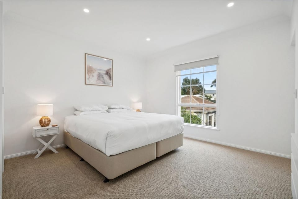 Coastal Luxury 3-Bed Townhouse 150m from Beach House in Adelaide