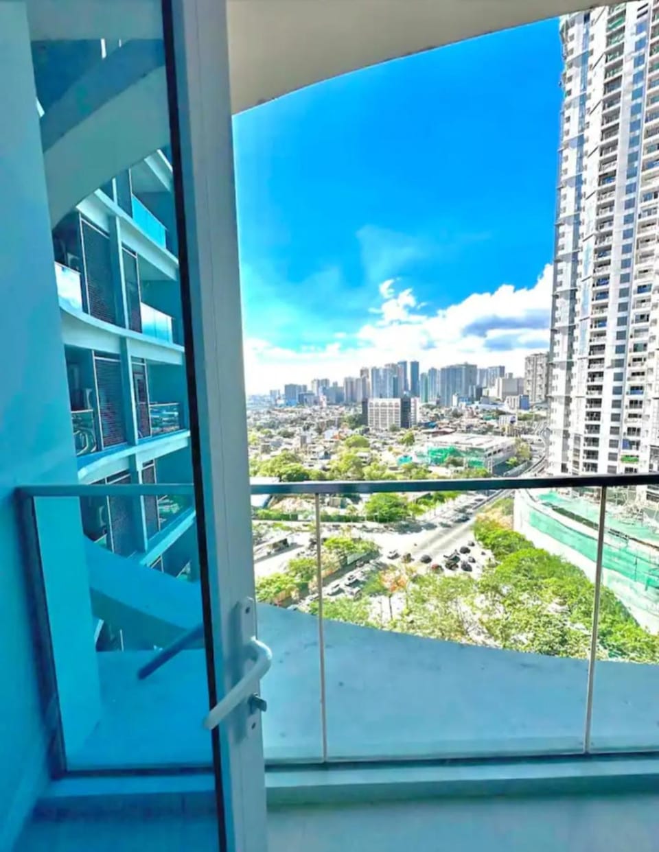 Cosy 1 Bedroom Uptown BGC with Balcony and Swimming Pool Apartment hotel in Makati