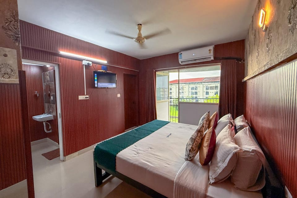 Bed, TV and multimedia, Bedroom