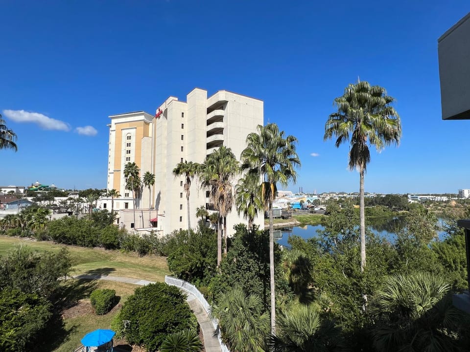 View (from property/room), Balcony/Terrace, City view, Garden view, Lake view