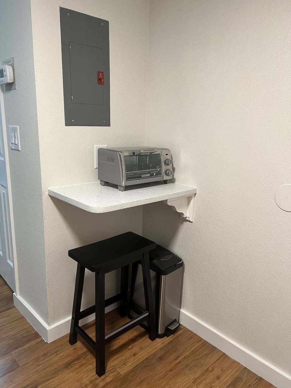 Kitchen or kitchenette, Seating area, toaster