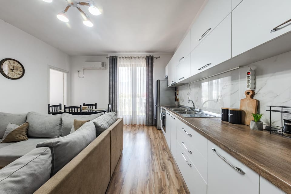 Kitchen or kitchenette, Living room, Seating area, Dining area