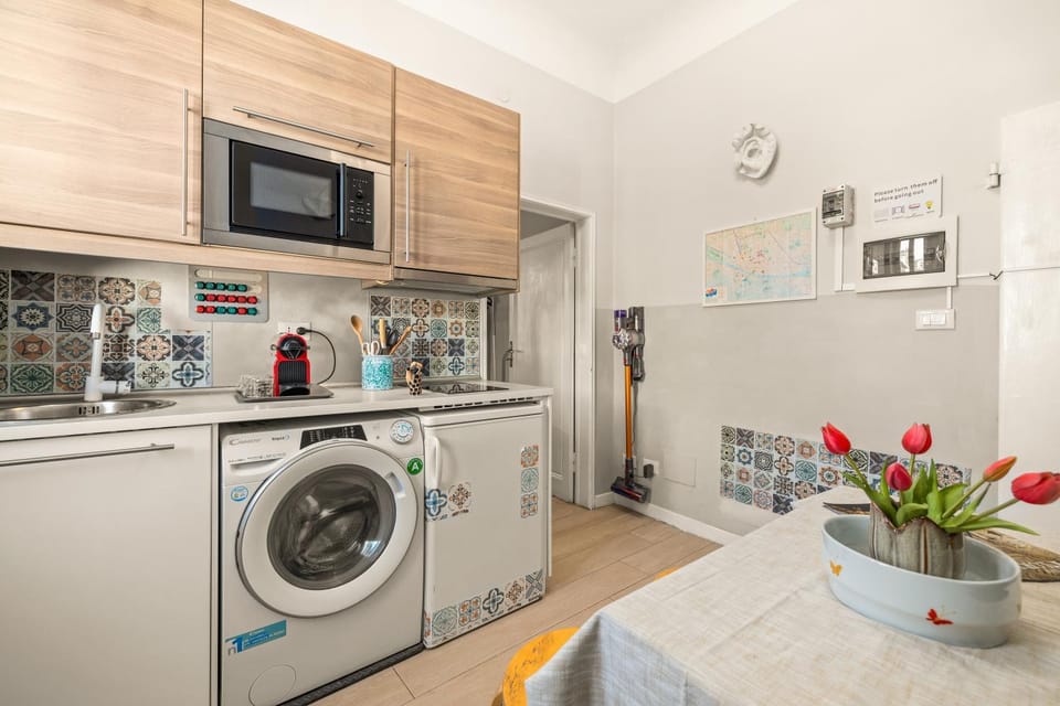 Coffee/tea facilities, Lunch, microwave, stove, washing machine, dryer, kitchen