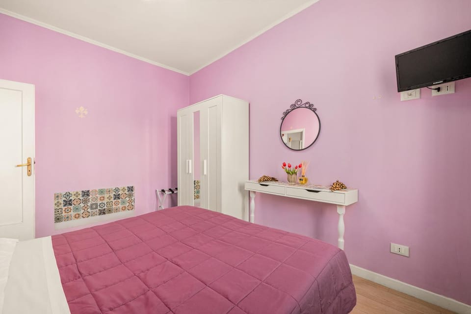 Bed, TV and multimedia, Photo of the whole room, wardrobe