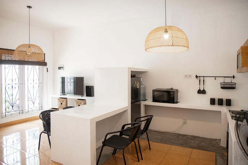 Kitchen or kitchenette, Dining area, minibar, oven