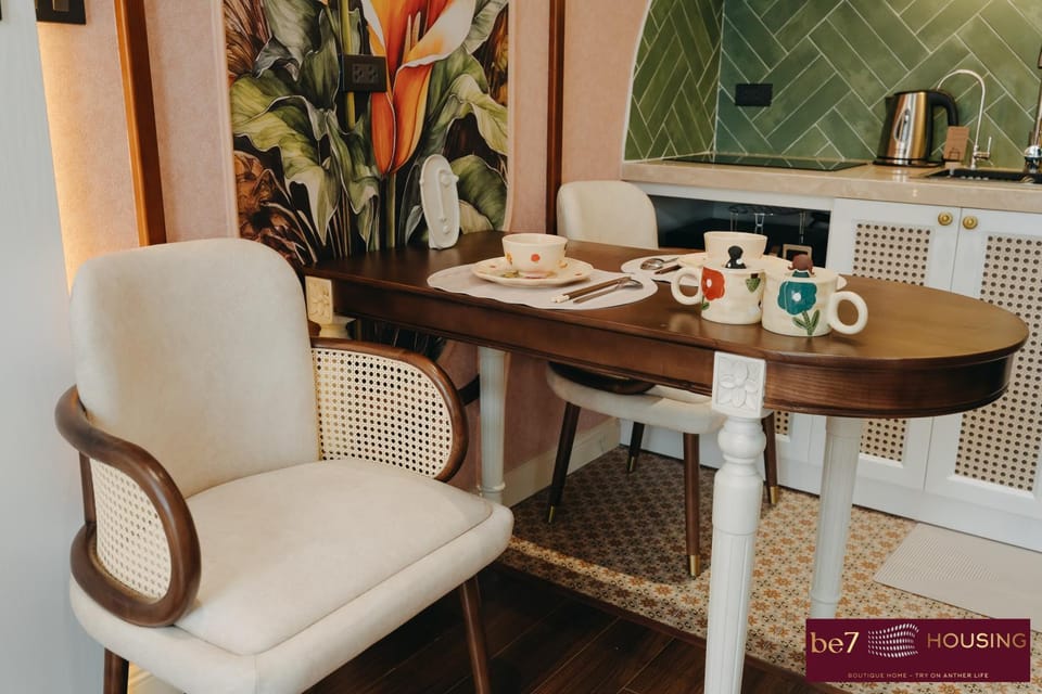 Coffee/tea facilities, Kitchen or kitchenette, Living room, Food and drinks, Seating area, Dining area, Food, Continental breakfast, Drinks