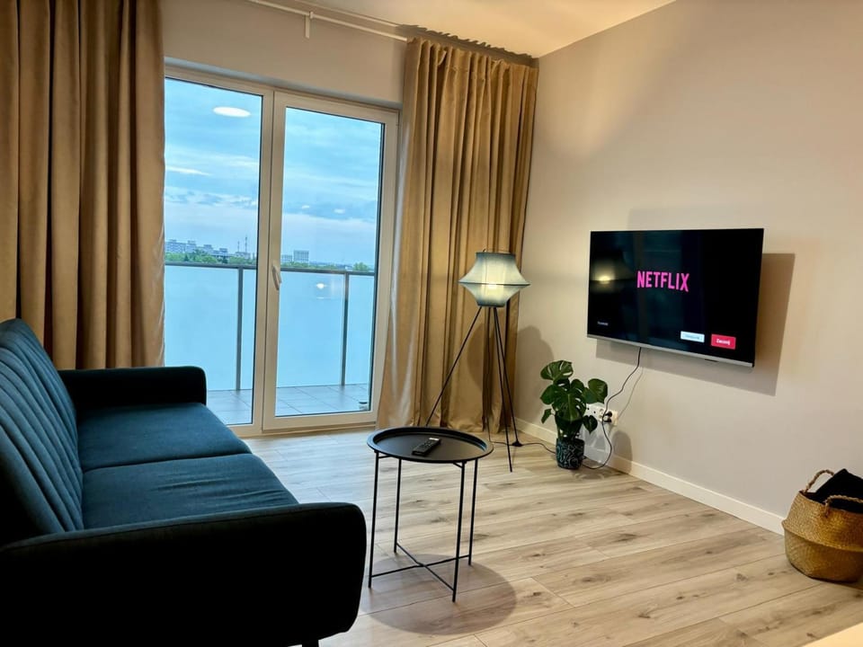 Natural landscape, TV and multimedia, Living room, Seating area, Evening entertainment