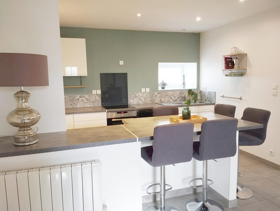 Kitchen or kitchenette, Dining area