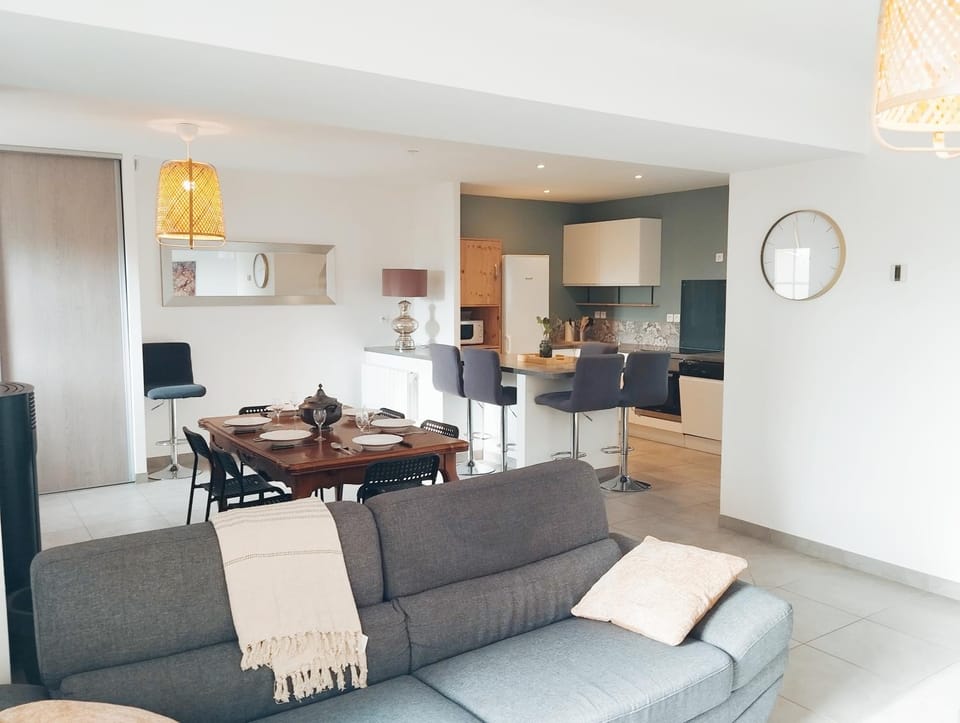 Kitchen or kitchenette, Living room, Seating area, Dining area