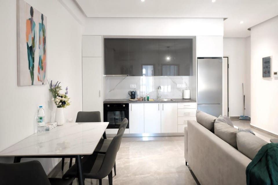 Kitchen or kitchenette, Living room, Seating area, Dining area