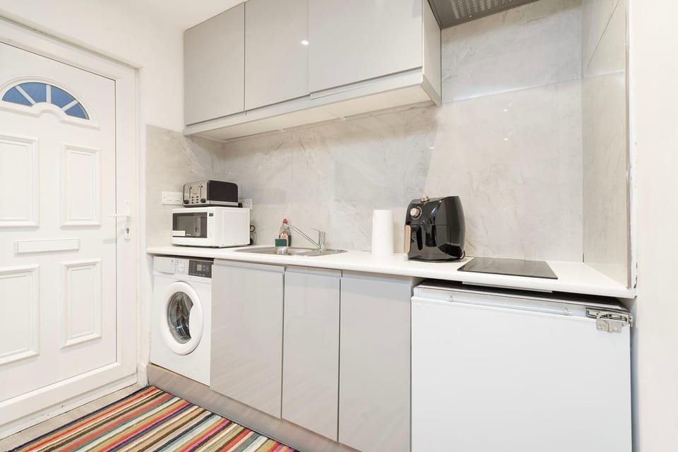 Cosy 1 Bedroom Studio walking distance to mall with parking available Apartment in London