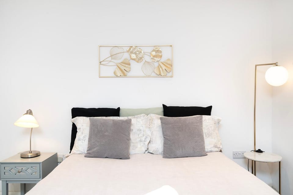 Cosy 1 Bedroom Studio walking distance to mall with parking available Apartment in London
