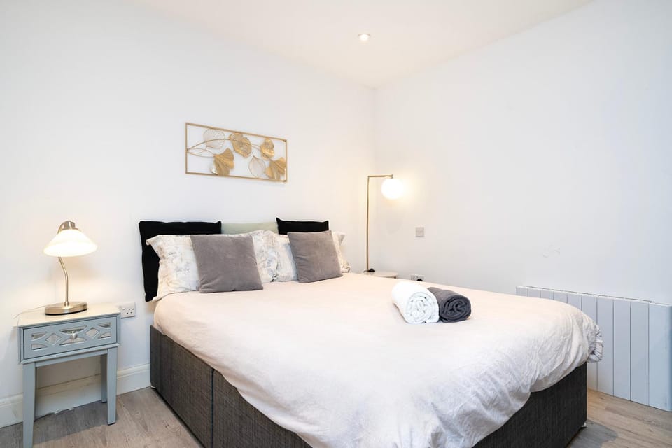 Cosy 1 Bedroom Studio walking distance to mall with parking available Apartment in London