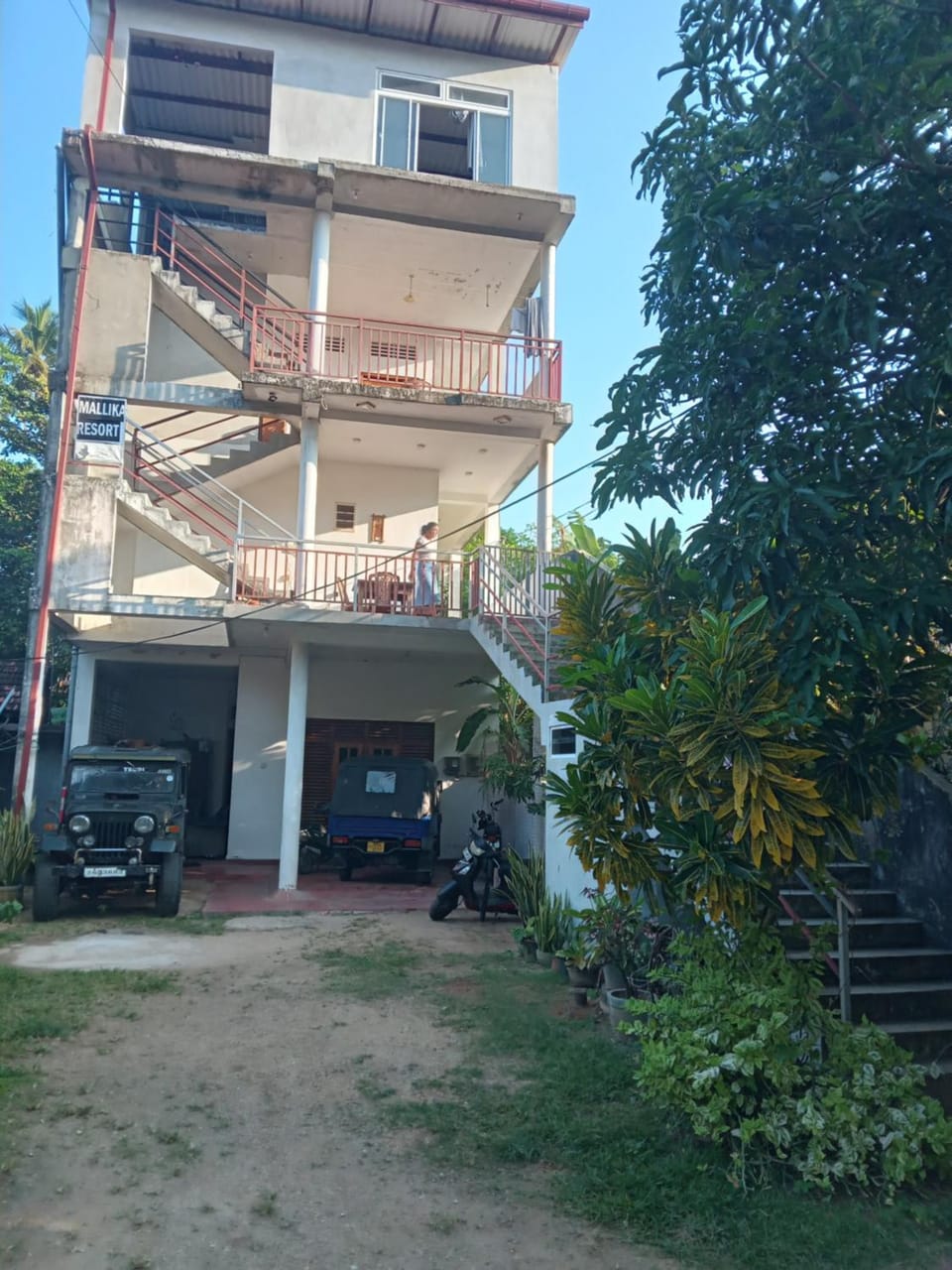 Property building, Day, Garden, Garden view, Parking