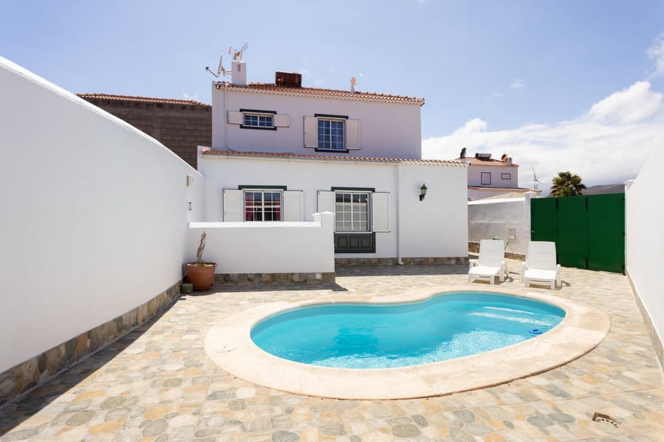 Property building, Patio, Pool view, Swimming pool, sunbed