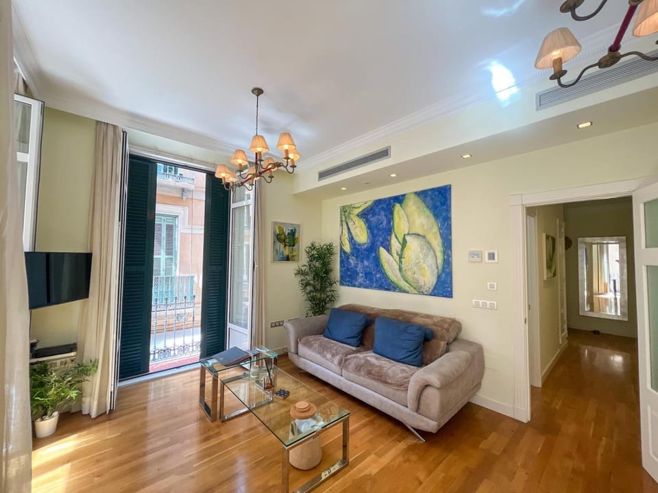 Bed, TV and multimedia, Living room, Photo of the whole room, Seating area, Bedroom