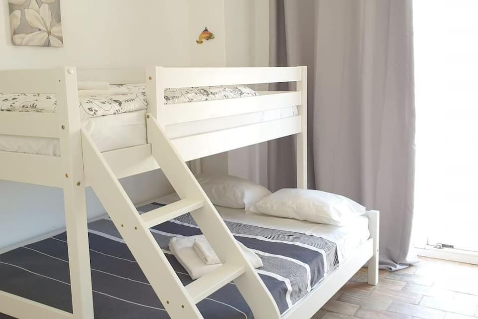 Bedroom, bunk bed