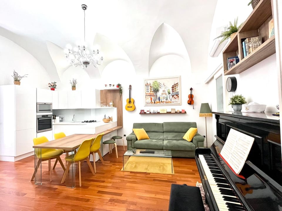 TV and multimedia, Kitchen or kitchenette, Living room, Seating area, Dining area